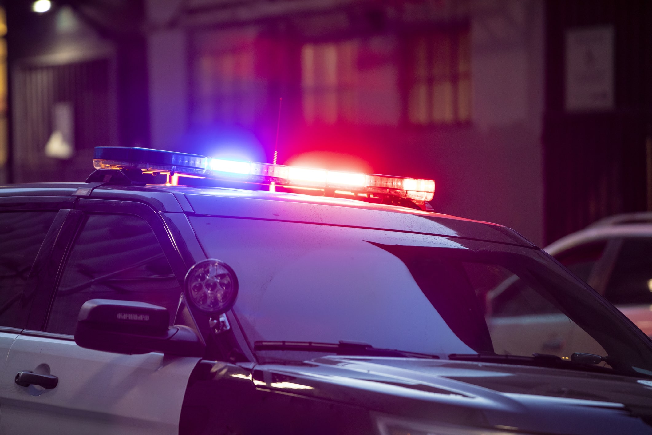 Police car with sirens and lights on at night representing a DWI in Missouri or a DUI in Kansas. Contact Taylor Sloan an experienced DUI DWI attorney in Kansas City.