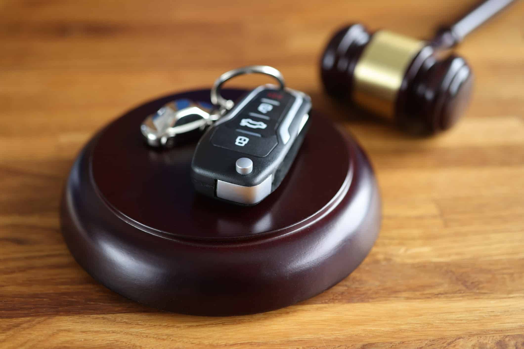 image of car keys next to a gavel. This represents getting your driver's license reinstated after working with a traffic lawyer in missouri